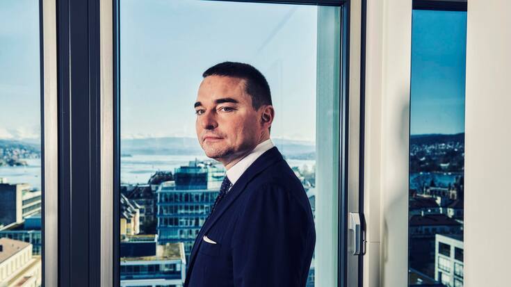 Porträt von Lars Windhorst vor einem Fenster und über dem Zürichsee.