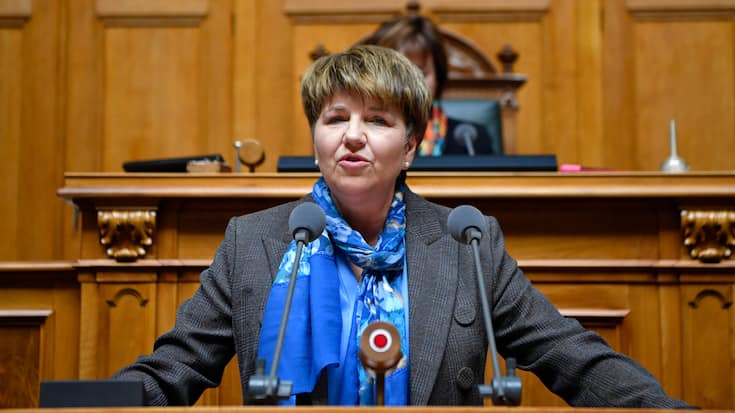 Viola Amherd erklaert Annahme der Wahl zum 118. Mitglied des Bundesrates waehred der Ersatzwahl in den Bundesrat durch die Vereinigte Bundesversammlung, am Mittwoch, 5. Dezember 2018 im Nationalratssaal in Bern. (KEYSTONE/Anthony Anex)