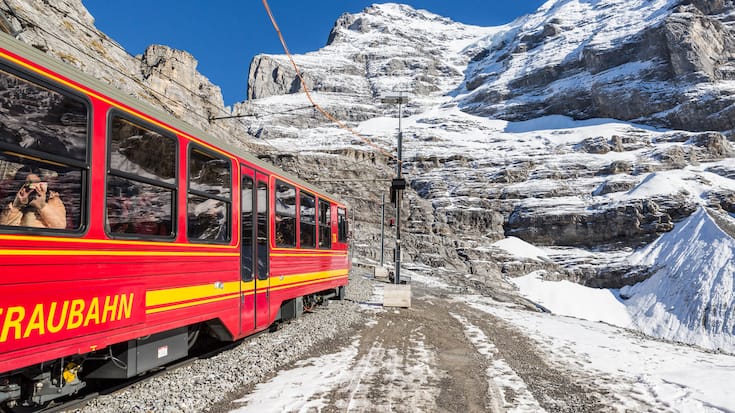 GRINDELWALD, 31.10.2017 - Blick auf den Eigergletscher, am Westhang des Eigers, fotografiert von der Bahnstation "Eigergletscher" der Jungfraubahnen. (KEYSTONE/Pascal Mora)