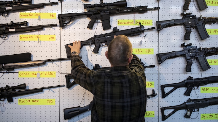 ARCHIV -- ZU DEN ABSTIMMUNGEN AM SONNTAG, 19. MAI 2019, UEBER DAS EU-WAFFENRECHT UND DEN AHV-STEUERDEAL, STELLEN WIR IHNEN FOLGENDES BILDMATERIAL ZUR VERFUEGUNG -- ..Die 45. Internationale Waffen-Sammlerboerse, fotografiert am Freitag, 29. Maerz 2019, in Luzern. (KEYSTONE/Alexandra Wey)