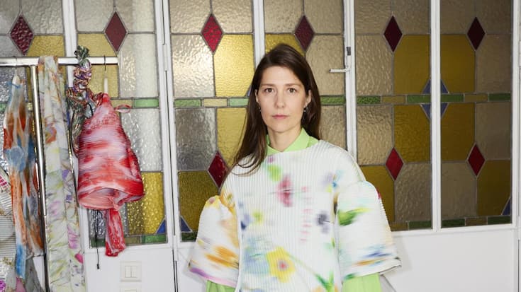 <p>Julia Heuer in einer Eigenkreation in ihrem Atelier in Paris, wo sie mit einem Team von sieben Mitarbeiterinnen sämtliche Designs von Hand fertigt.</p>