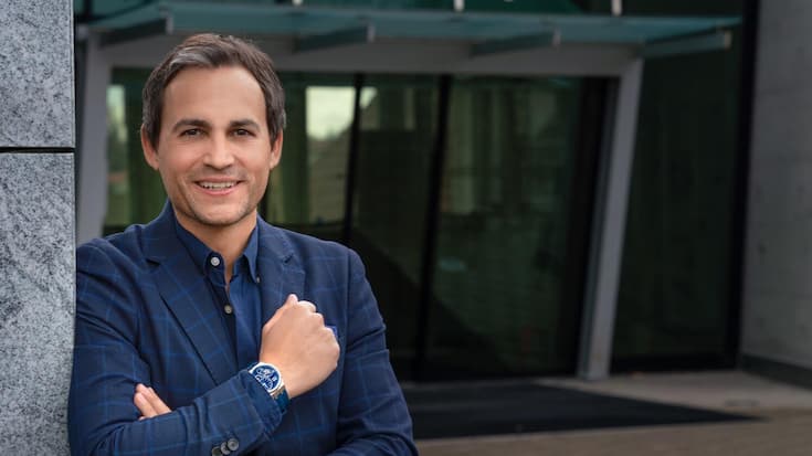 Stéphane Waser vor der Manufaktur im jurassischen Saignelégier.