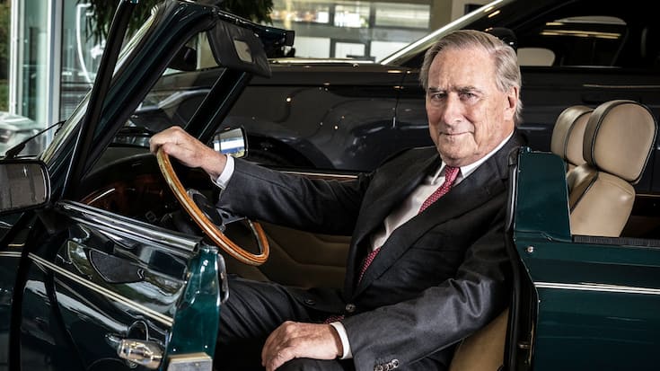 WalterFrey undsein MiniDieses Cabrio ist eins seiner Lieblinge. Beim Offenfahren trägt er gern eine Sherlock-Holmes-Mütze.