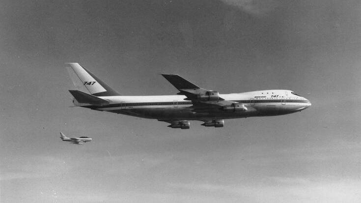 --- ARCHIVE --- VOR 50 JAHREN AM 9. FEBRUAR 1969 STARTET DIE DIE BOEING 747, AUCH JUMBO-JET GENANNT, IHREN ERSTFLUG --- A Boeing model 747, the largest commercial jetliner in the world, flies over the Puget Sound area of western Washington state in Oct. 1969.  The 747 jet is accompanied by a Sabre V chase plane, background, to observe certain flight tests. (KEYSTONE/AP Photo/Str)....