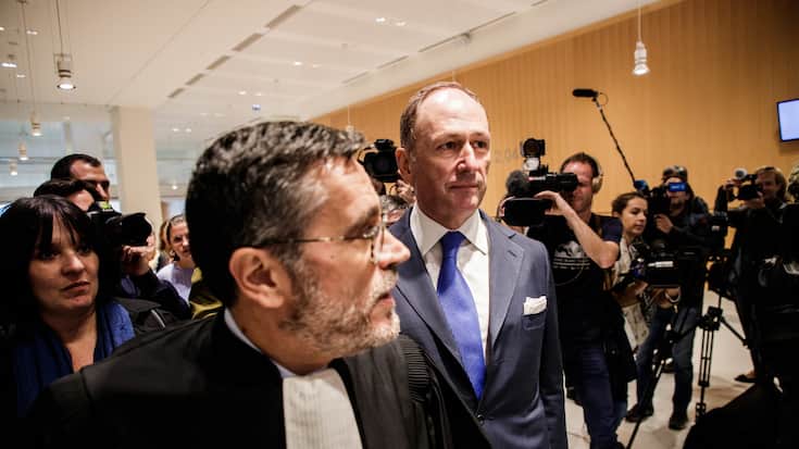 epa07079182 Legal expert of UBS Markus Diethelm (C) arrives at the Paris courthouse, France, 08 October 2018, prior to the trial of Swiss Bank UBS over allegations it established a wide-ranging tax fraud scheme involving billions of euros.  EPA/CHRISTOPHE PETIT TESSON