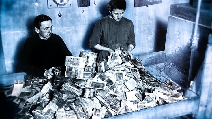 Die Vernichtungsmaschine, rechts der Spalt, wo durch Wasserdampf und mit dem Messer das Papiergeld vollstaendig zermalen wird.