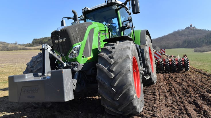 24.03.2021, Thüringen, Mählberg: Ein Traktor mit einer Drillmaschine fährt unweit der Wachsenburg über ein Feld. Es ist der Start der Flächenansaat für neue blühende Feldraine. Die Ansaat wird hier auf einer vier Meter breiten und 450 Meter langen Fläche stattfinden, um biologische Vielfalt zu fördern.