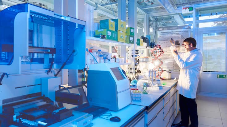Wendelin Stark, Professor at the Institute for Chemical and Bioengineering of ETH Zurich and head of the chair in Functional Materials Engineering works in a laboratory at the ETH Honggerberg in Zurich on May 19, 2021 in Zurich. Â© 2021: Michael Buholzer fÃ¼r Bilanz