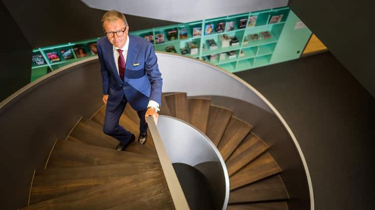 Jörg Wolle steigt im Bilanz-Gebäude in Zürich die gewundene Treppe hinauf.