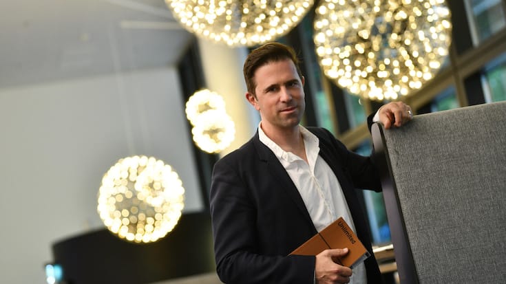 Porträt von Gianni Jetzer vor Lichtobjekten.