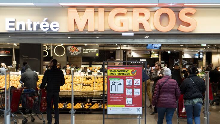 Une affiche de prevention concernant le nouveau Coronavirus (Covid-19) de l'office federale de la sante publique, OFSP, photographiee a l'entree d'un supermarche alimentaire Migros lors de la pandemie du virus Coronavirus, (Covid-19) ce samedi 14 mars 2020 a Crissier. (KEYSTONE/Laurent Gillieron)