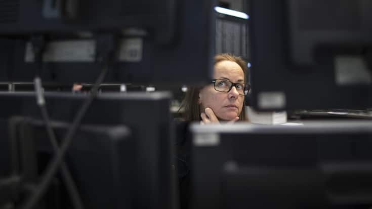 epa05818570 A trader watches her screens on the floor of the stock exchange in Frankfurt am Main, Germany, 27 February 2017. The planned merger of Deutsche Boerse and London Stock Exchange (LSE) becomes uncertain after LSE announced on 26 February 2017 it would not be able to sell the trading platform MTS as requested by antitrust regulators of the European Union. EPA/ALEXANDER BECHER