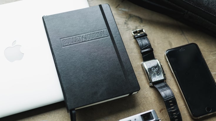 Kalendar_Papieragenda_Notizbuch_Schreibtisch