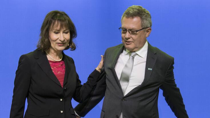 Urs Gasche und Suzanne Thoma an der Generalversammlung des Berner Energiekonzern BKW Energie AG, am Freitag, 18. Mai 2018, in Bern. (KEYSTONE/Peter Schneider)