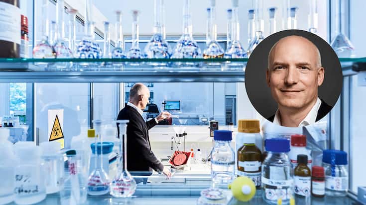 Carlo Centonze, Co-founder und CEO HeiQ Group begutachtet eine Materialprobe im Labor von HeiQ in Schlieren.