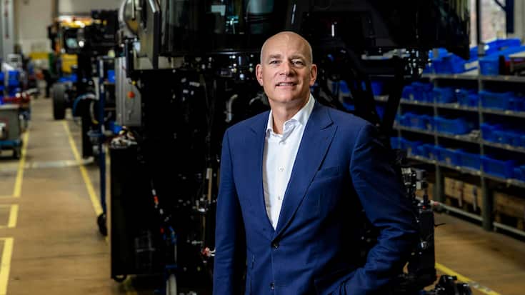 Grosse Geräte: Aebi-Schmidt-CEO Barend Fruithof vor einem seiner Saubermänner für weite Flächen.