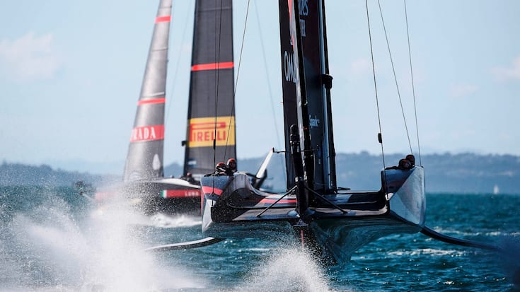 TOPSHOT - Emirates Team New Zealand chases after Luna Rossa Prada Pirelli during race five on day three of the 36th America's Cup in Auckland on March 13, 2021. (Photo by MICHAEL BRADLEY / AFP) (KEYSTONE/AFP/MICHAEL BRADLEY)