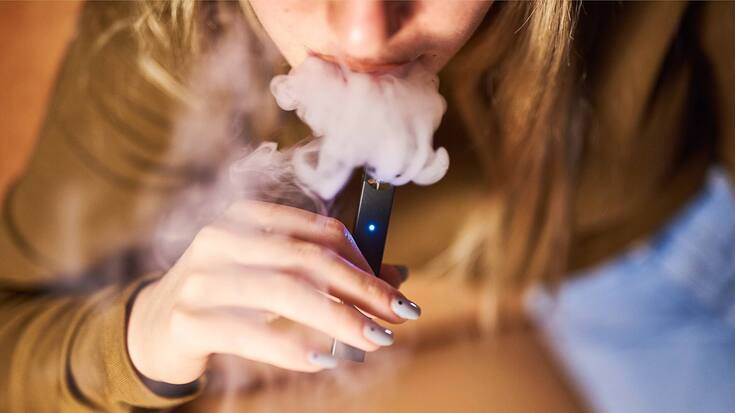 Juul E-Zigarette Nikotinsalze Frau