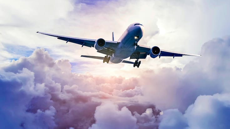 Flugzeug am Wolkenhimmel