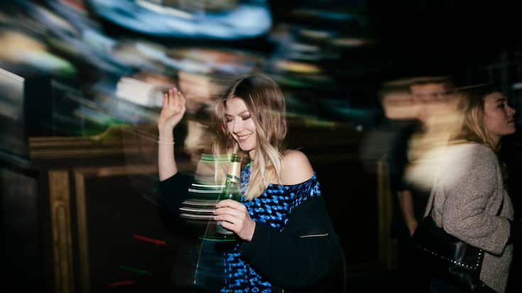 Schweiz_Party_Frau_Tanzen