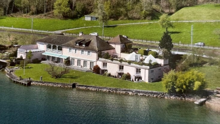 <p>Die Villa am Zürcher Obersee bietet einen direkten Uferzugang von 150 Metern.</p>