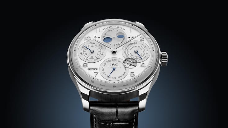 <p>IWC Portugieser Eternal Calendar Premiere aus Schaffhausen: Der erste IWC-Kalender, der astronomisch korrekt bis ins Jahr 3999 rechnet – mit Mondphase aus Glas. Preis: 150 000 Franken.</p>