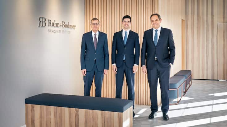 <p>Simon Rahn (M.) hat seinem Vater Christian Rahn (l.) und seinem Onkel Peter Rahn zwei Jahre über die Schultern geschaut. Er ist zum Schluss gekommen, dass er alles genauso weitermachen will.</p>