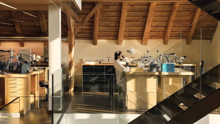 <p>Cartier verwandelt ein historisches Bauernhaus in La Chaux-de-Fonds in ein Innovationszentrum für Kunsthandwerk. Rund fünfzig Mitarbeiter sind auf vier Etagen tätig.</p>