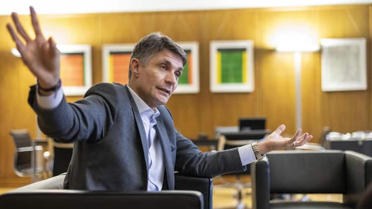 <p>Ende des Jahres schliesst Fabrizio Petrillo das Kapitel Axa. Er gilt als erfolgshungrig, aber umgänglich, fährt zuweilen auch seine Krallen aus, etwa im Versicherungsverband.</p>