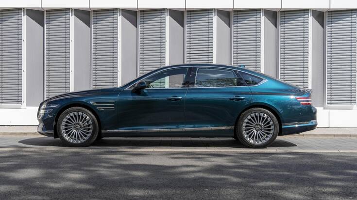 <p>Auf einer Fahrt durch das Landwassertal Richtung Davos überzeugt der Genesis eG80 mit sanftem Fahrkomfort und luxuriöser Ausstattung.</p>