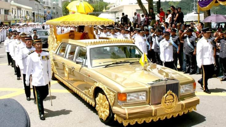 <p>Zur Sammlung gehören unter anderem viele exklusive Rolls-Royce-Modelle, wie etwa diese speziell für den Sultan von Brunei gefertigte Limousine in Gold.</p>