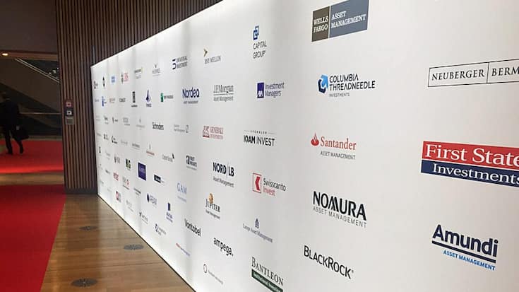 <p>Namen von Fondsgesellschaften und Vermögensverwalter an einer Messe in Frankfurt.</p>