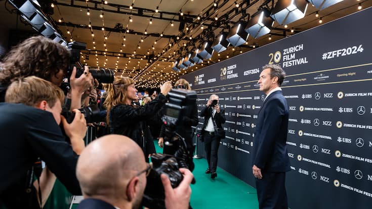 <p>Der grüne ­Teppich des Zurich Film Festival wird jeden Herbst zum Laufsteg für Topstars, letztes Jahr etwa Jude Law.</p>