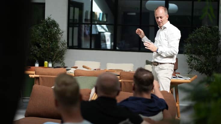 <p>Brian Djernes ist Eigentümer und CEO von Cane-line, Ursprünglich lag der Fokus auf Outdoor-Möbeln, inzwischen produziert das Unternehmen auch Sitzmöbel für den Innenbereich und richtet ganze Büros, Kreuzfahrtschiffe, Restaurants und Hotels ein.</p>