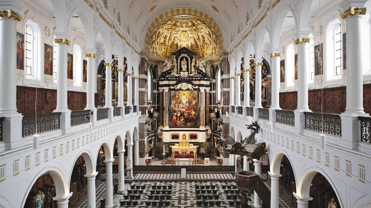 <p>Der barocke Hochaltar der Kirche Sankt Karl Borromäus zieht den Blick auf sich.</p>