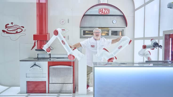 <p>Die ­Roboter übernehmen vom Auswallen des Teigs bis zum Zuschneiden der Pizza sämtliche Aufgaben.</p>