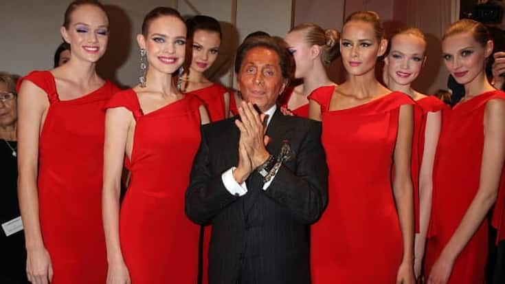 <p>Valentino mit dem russischen Topmodel Natalia Vodianova und weiteren Models auf dem Laufsteg bei der Valentino Fashion Show, während der Paris Fashion Week (Haute Couture) Spring-Summer 2008 am 23. Januar, 2008 im Museum Rodin in Paris. (Photo by Michel Dufour/WireImage)</p>