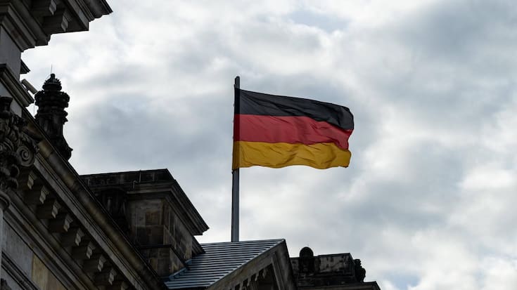 <p>Blick auf eine Deutsche Flagge am Reichstag.</p>