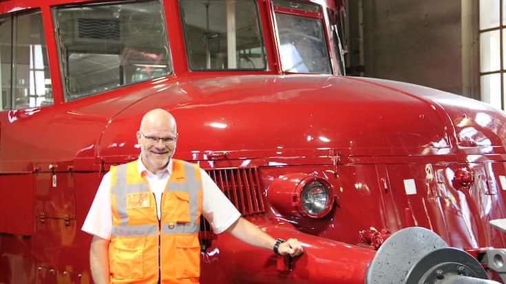 <p>Markus Schindelholz, Geschäftsführer der Oensingen-Balsthal-Bahn AG, präsentiert stolz den historischen Triebwagen, genannt «Roter Pfeil».</p><p></p>
