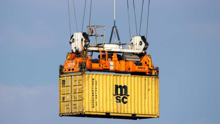 <p>Ob Jeans aus der Türkei, Smartphones aus China oder Veloteile aus Taiwan – sie alle reisen im Container über die Meere: Schiffsentladung im Hafen von Rotterdam.</p>