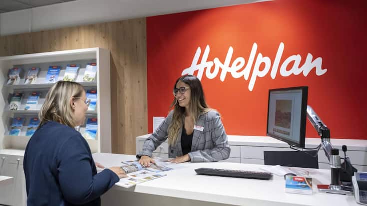 <p>Kundin in einem Hotelplan-Reisebüro: Dank der Online-Konkurrenz spielt der Wettbewerb, auch wenn nun Hotelplan zum deutschen Dertour-Konzern gehört.</p>