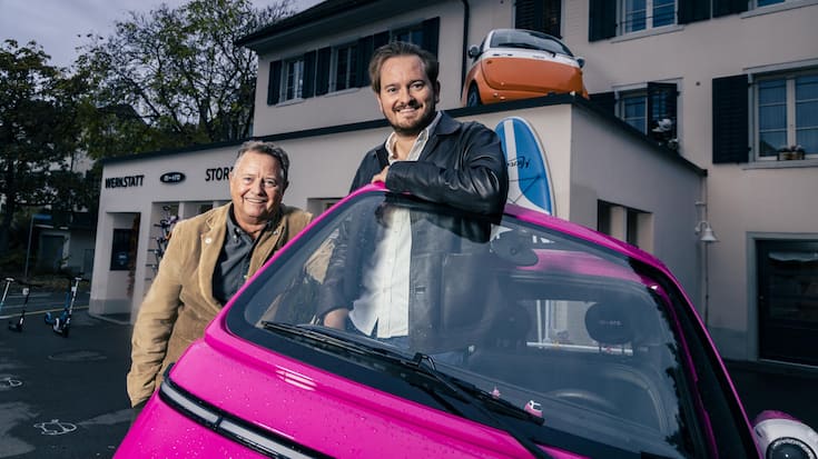 <p>Micro-Gründer Wim Ouboter (l.) und Sohn Oliver vor ihrem E-Auto Microlino.</p>