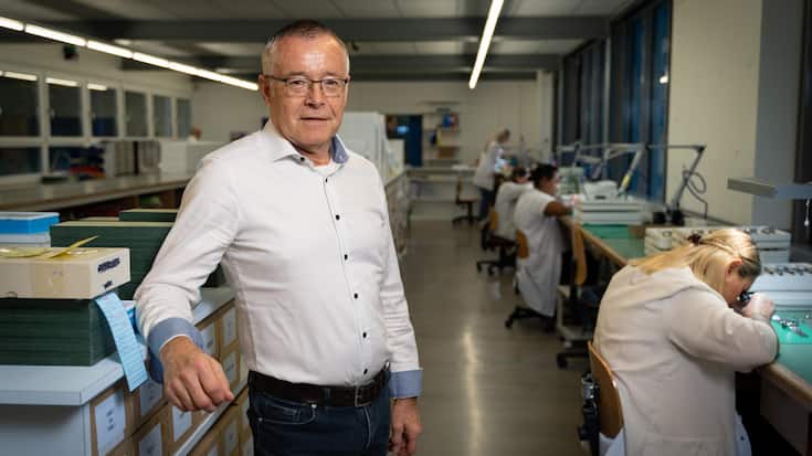 <p>Christopher Bitterli, hier in seiner Uhrenfabrik in Tenniken BL, ist nicht bereit, die hohen US-Zölle alleine zu tragen.</p>