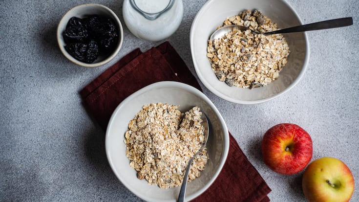 <p>Wie bringt man die Äpfel hier jetzt am besten unter die Haferflocken?</p>