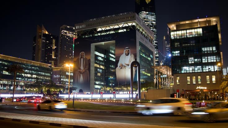 <p>The Gate war das erste Bürogebäude in Dubais Finanzquartier DIFC. Aktuell ist es geschmückt mit den Porträts der zwei Gründerväter der Vereinigten Arabischen Emirate: der verstorbenen Emire Zayid bin Sultan Al Nahyan (r.) und Raschid bin Said al-Maktum.</p>