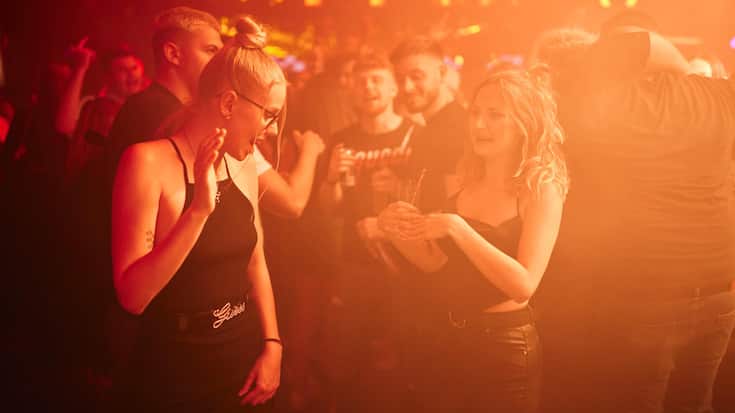 <p>Clubs müssen der Suisa eine Abgabe für das Abspielen der Musik bezahlen. Dieses wird – nach Abzug von Kosten – an die Eigentümer der Urheberrechte der Musik ausbezahlt. </p>