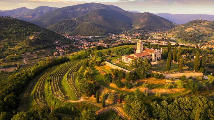 <p>Das kleine, feine Schaumweingebiet Franciacorta liegt in der Lombardei und ist eine entdeckenswerte, nicht überlaufene Genussdestination.</p>