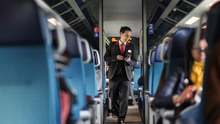 OEFFENTLICHER VERKEHR, ZUG, ZUEGE, SBB ZUG, SBB, SCHWEIZERISCHE BUNDESBAHNEN, ZUGPERSONAL, ZUGBEGLEITER, FAHRKARTENKONTROLLE, KONDUKTEUR, BILLETKONTROLLE, BILLETKONTROLLEUR, FAHRKARTENKONTROLLE, TICKETKONTROLLE, KONTROLLE, KONTROLLEUR, SCHAFFNER, BILLET, F