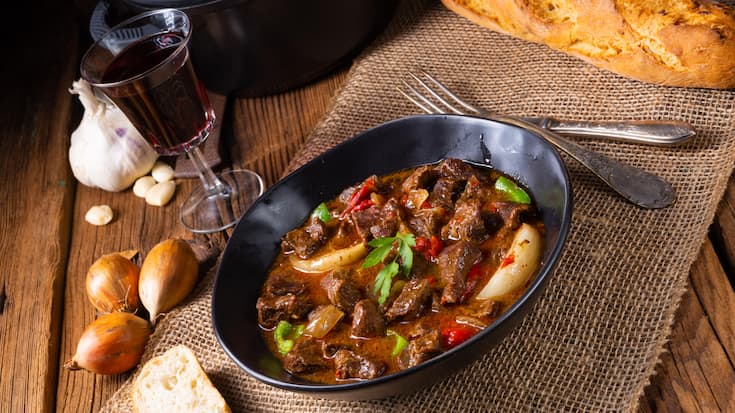 <p>Cabernet Franc passt gut zu Schmorgerichten. Reichlich Zwiebeln und Knoblauch in einem Gulasch steckt der Wein locker weg.</p>