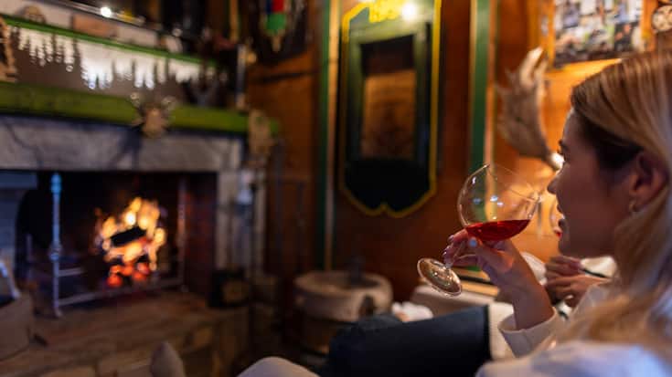 <p>Vor dem Kaminfeuer ein Glas Rosé geniessen, während im Ofen die dazu passenden Bratäpfel schmoren, ist ein aussergewöhnliches Wintervergnügen.</p>